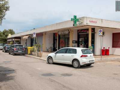 Qui si trova infatti un piccolo punto commerciale che comprende tra l�altro una farmacia, una pizzeria e un bar-tabacchi